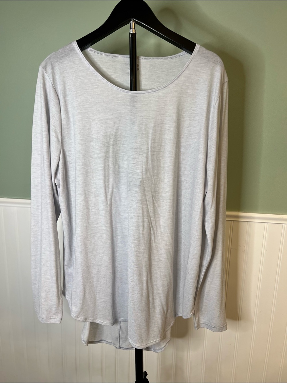 Under Armour Light Gray Open Back Long Sleeve Scoop Neck Tee. Size XL